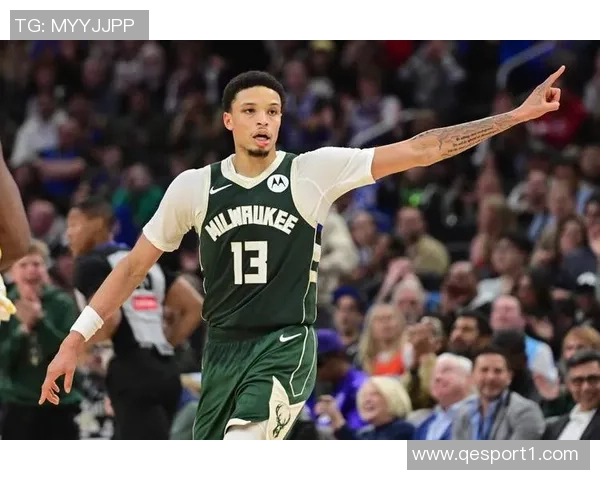 神射手AJ格林三分球全中展现超强实力助球队赢得胜利