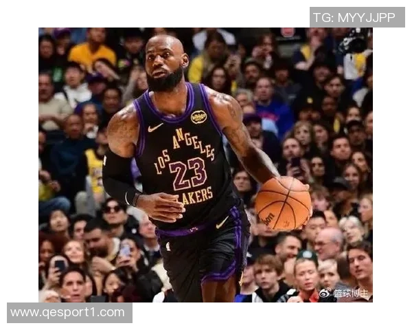 詹姆斯上半场表现平平8投3中三分命中率尚可拿下10分2篮板1助攻1抢断1盖帽