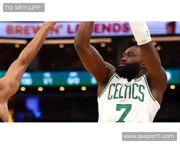 杰伦布朗半场表现出色普理查德助攻频繁两人联手引领球队攻势 杰伦布朗半场表现出色普理查德助攻频繁两人联手引领球队攻势