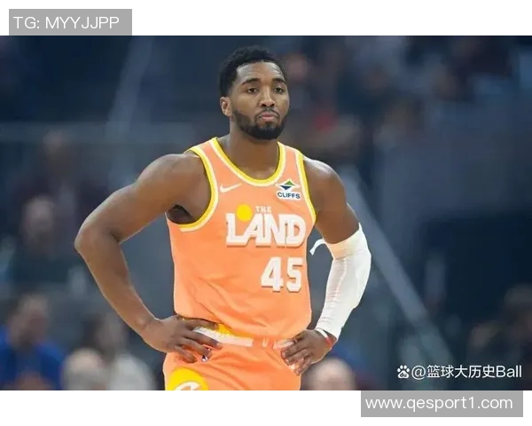 米切尔半场三分火力全开5投5中轻松拿下15分助球队争胜